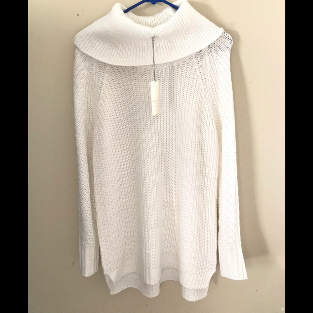 Knitted white long sleeve dress